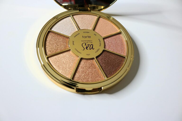 makeup box in compass shape
